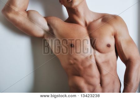 Jung und sexy sportlichen Mann mit Six-Pack abs