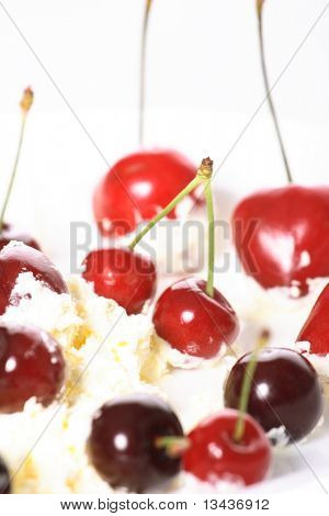 在白色背景上的奶油、 樱桃