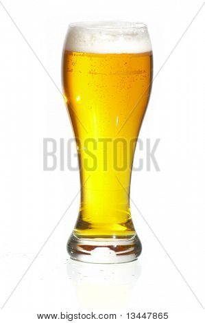 Vetro di close-up birra con schiuma su sfondo bianco