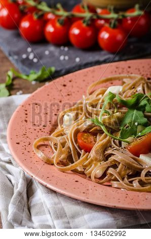 Spaghetti With Mozzarella, Cherry Tomatoes And Arugula