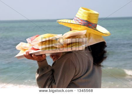 Mulheres vendendo frutas na praia