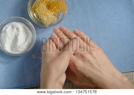Cleening skin with baking soda and honey
