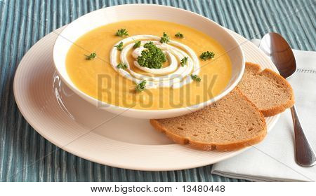 신선한 Butternut 수프 그릇