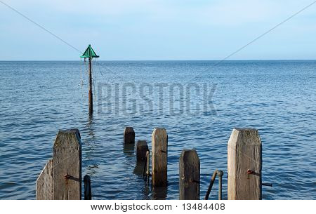 Aberystwyth ahşap İskelesi bir sakin deniz İngiltere Galler.