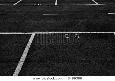 Jakolinjoja tyhjä parkkialue