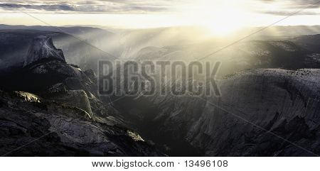 Half Dome auringonlaskun pilven muualla