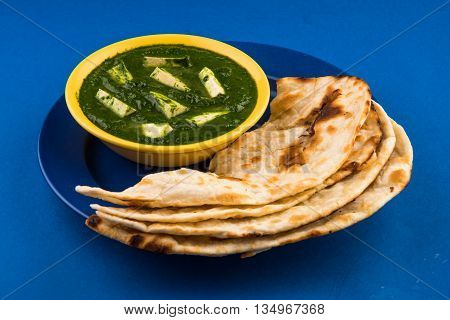 tasty palak paneer served with nan / naan / roti / chapati / fulka / tandoori naan / indian bread