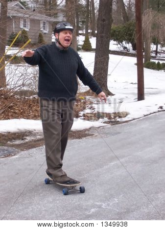 Personne âgée sur planche à roulettes