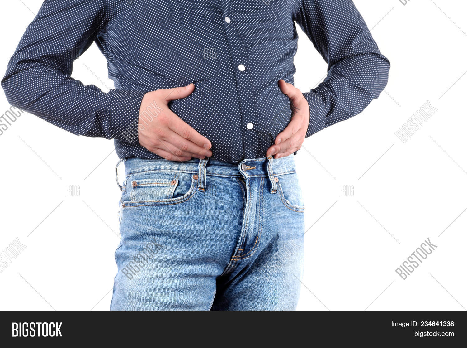толстый человек в рубашке. рубашка мала. мужчины с пузом в рубашке. толстый живот в рубашке. пузо в рубашке.