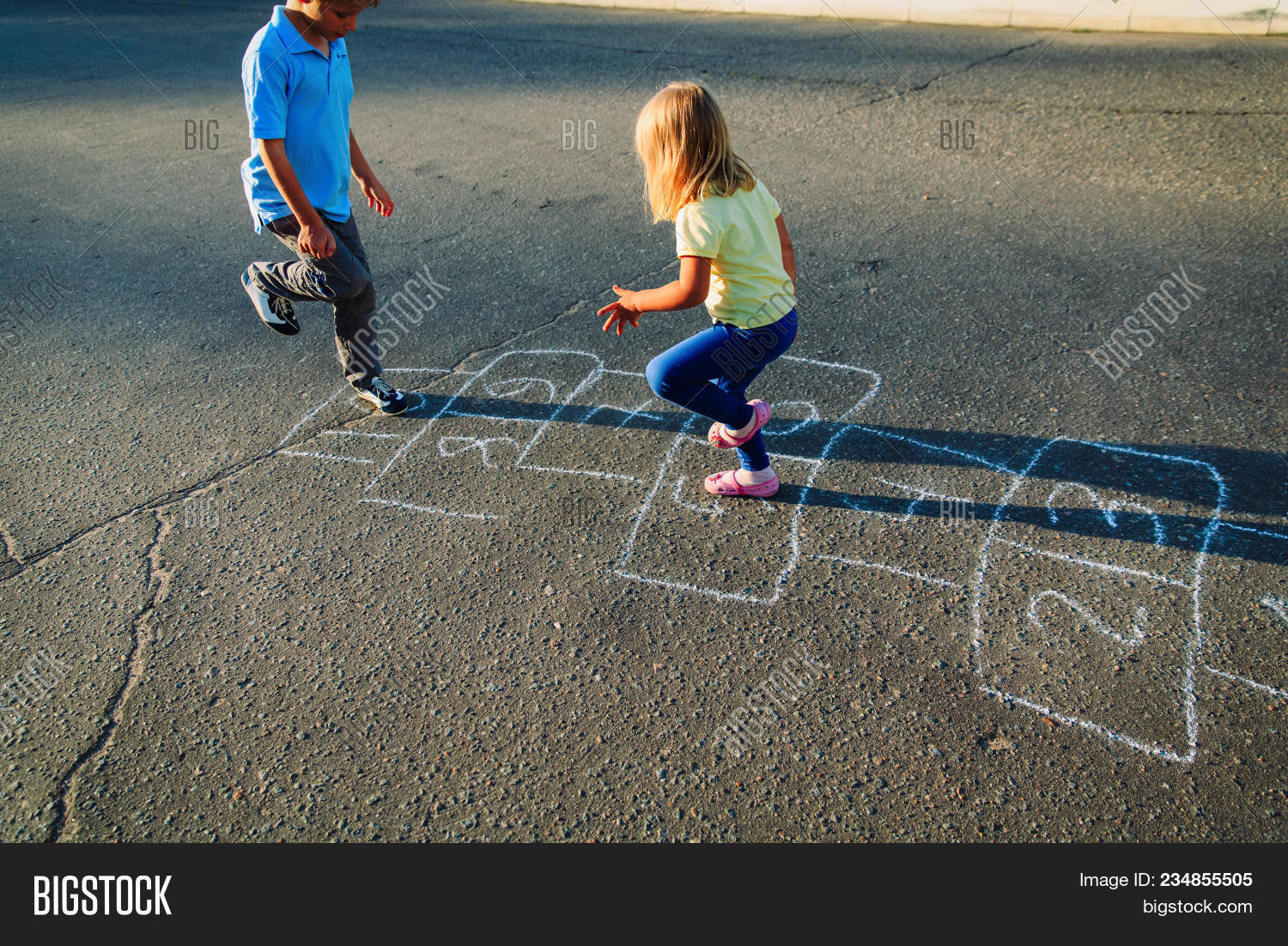 Playtime hoppy hopscotch. Игра в классики. Классики игра на асфальте. Игра в классики фото. Playtime hoppy hopscotch.