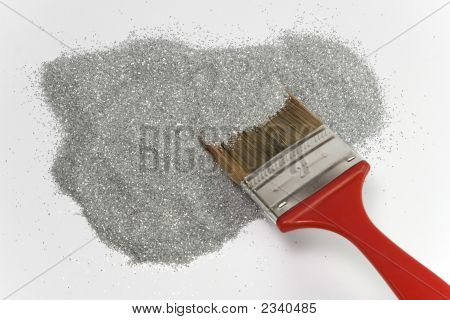 Roter Pinsel auf Silber