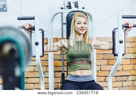 Girl Dumps Her Breasts In Simulator
