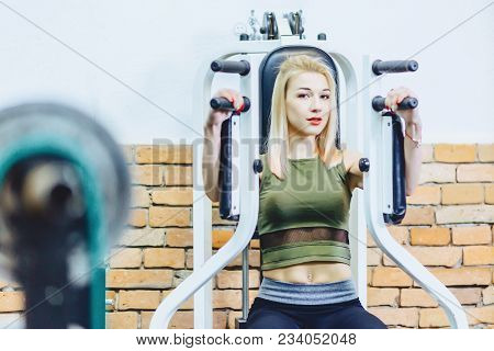 Girl Dumps Her Breasts In Simulator