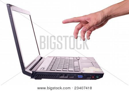 Rukou a laptopBlack zápisník, bílá obrazovka