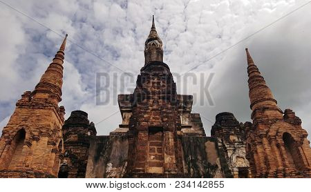 30 Mar 2018 : Sukhothai ,thailand ; Wat Mahathat Temple In The Precinct Of Sukhothai Historical Park