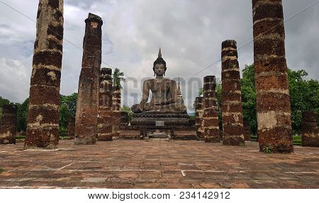 30 Mar 2018 : Sukhothai ,thailand ; Wat Mahathat Temple In The Precinct Of Sukhothai Historical Park