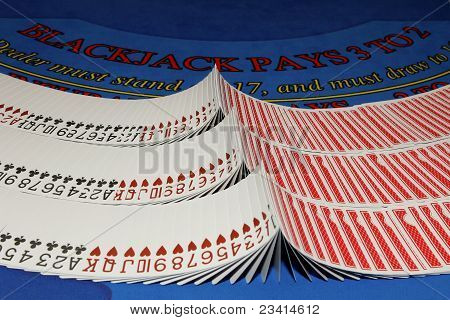 Karty na stole Blackjack v kasinu