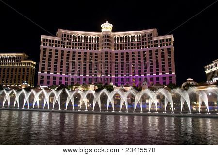 LAS VEGAS - AUG 18: The Bellagio Hotel om natten med springvand show på August 18, 2011 i Las Vegas. 