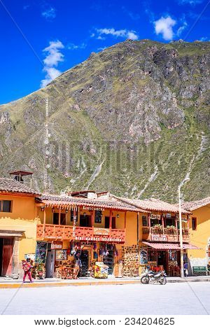 Ollantaytambo, Peru - 27 April 2017: Downtown Of The Small Medieval City Of Ollantaytambo, With Inca