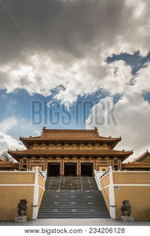 Hacienda Heights, Ca, Usa - March 23, 2018: Stairway To Front Of Hall Of Bodhisattvas At Hsi Lai Bud