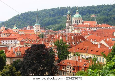 Červené střechy z Prahy