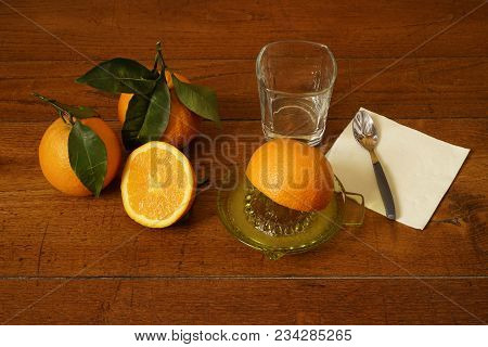 make a juice of oranges on a wooden table