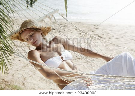 tatlı genç kadının bir hamak sahilde rahatlatıcı