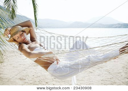 tatlı genç kadının bir hamak sahilde rahatlatıcı