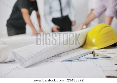 Tiimin arkkitehtien ryhmä construciton päällä tarkistaa asiakirjoja ja business workflow