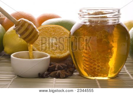 Doce mel com favo de mel, especiarias e frutas