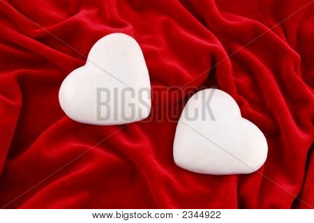 Couple de coeurs sur velours violet