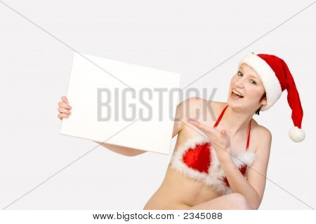 Natale ragazza alzando un cartello bianco per Copyspace
