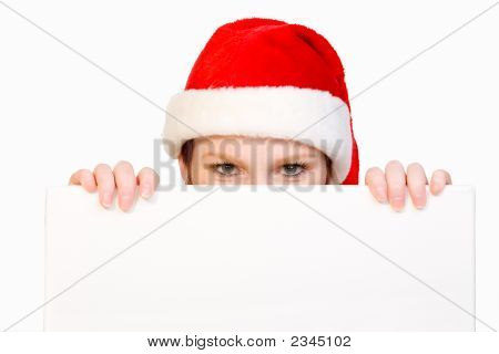 Natale ragazza alzando un cartello bianco per Copyspace
