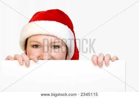 Natale ragazza alzando un cartello bianco per Copyspace