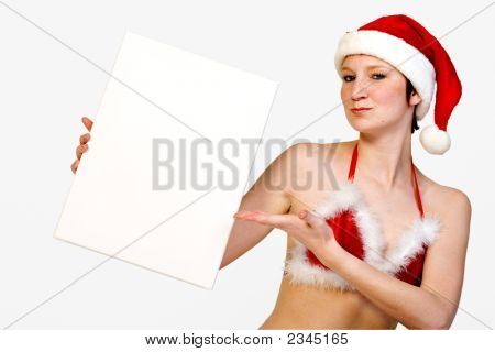 Natale ragazza alzando un cartello bianco per Copyspace