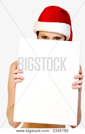 Natale ragazza alzando un cartello bianco per Copyspace