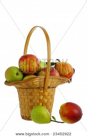 Frisches Obst In geflochtenem Korb