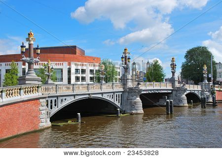 Amsterdam. Mavi köprü
