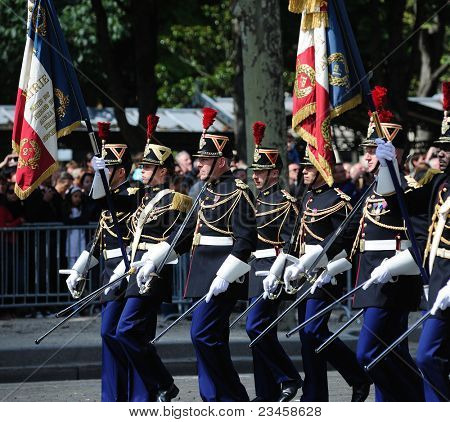 PARIS, FRANCE - 14 juillet : Élève de la célèbre école d'officiers de Gendarmerie en uniforme à la 