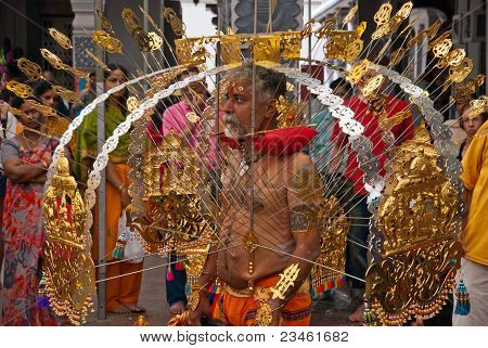 O mais velho devoto com Kavadi