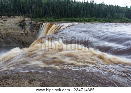 Alexandra Falls Tumble 32 Meters Over The Hay River, Twin Falls Gorge Territorial Park Northwest Ter