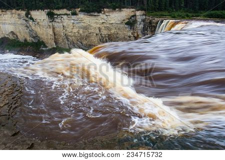 Alexandra Falls Tumble 32 Meters Over The Hay River, Twin Falls Gorge Territorial Park Northwest Ter