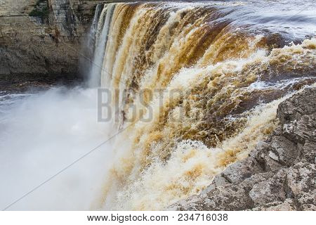 Alexandra Falls Tumble 32 Meters Over The Hay River, Twin Falls Gorge Territorial Park Northwest Ter