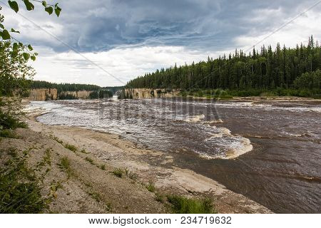 Alexandra Falls Tumble 32 Meters Over The Hay River, Twin Falls Gorge Territorial Park Northwest Ter
