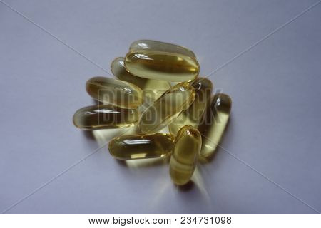 Oblong Yellow Softgel Capsules Of Fish Oil