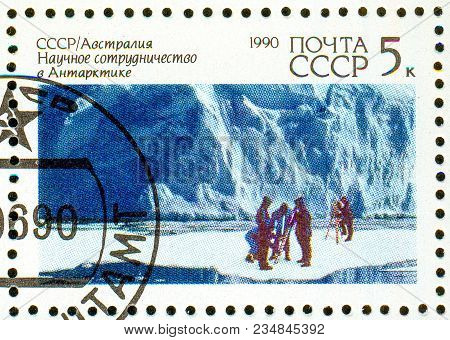 Ukraine - Circa 2018: A Postage Stamp Printed In Ussr Show Glaciology And The Inscription Ussr-austr