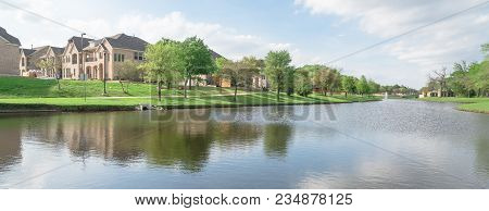 Lakeside Newly Built Homes Near Urban Park In America