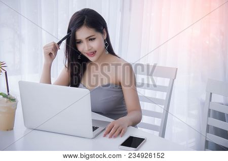 Smart Girl's Working On Notebook , Workingwoman Using Laptop In The Room