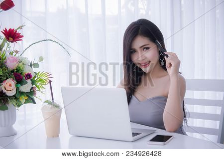 Smart Girl's Working On Notebook , Workingwoman Using Laptop In The Room