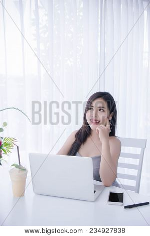 Smart Girl's Working On Notebook , Workingwoman Using Laptop In The Room